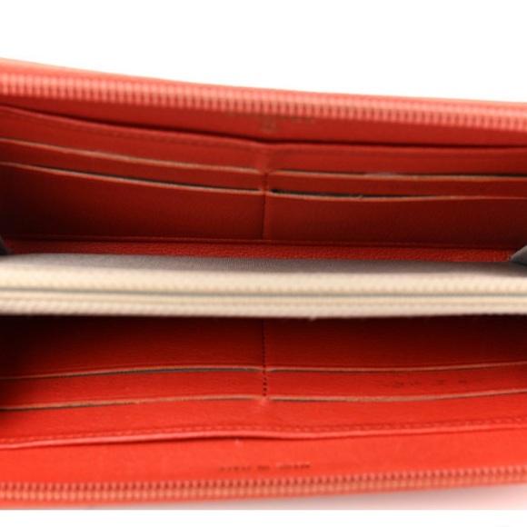 Pre-loved authentic Chanel wallet - Picture 5 of 12